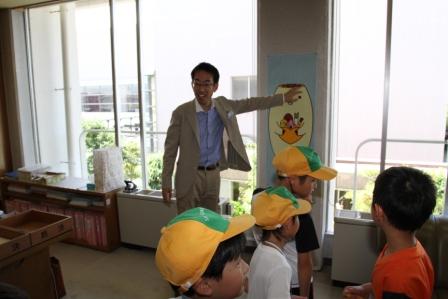 小学生が市長室を見学