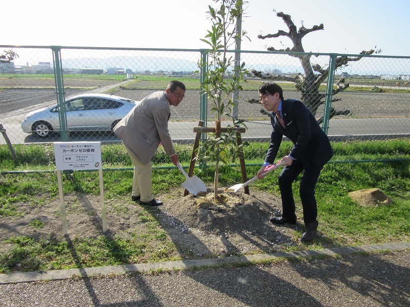 津島ロータリークラブ主催の記念植樹式の様子