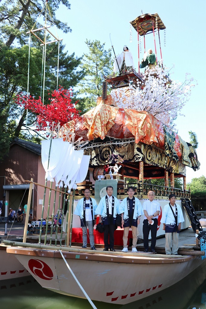 天王祭朝祭市江車の前での記念撮影