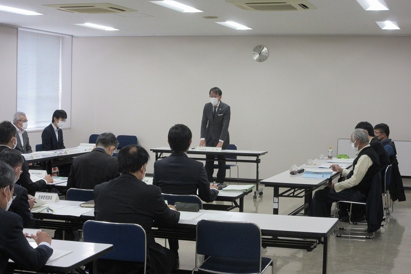 会派代表から要望書を受け取る様子