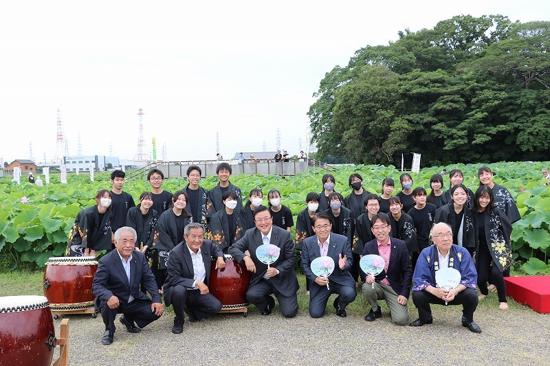 蓮見の会での来賓・高校生らとの記念写真