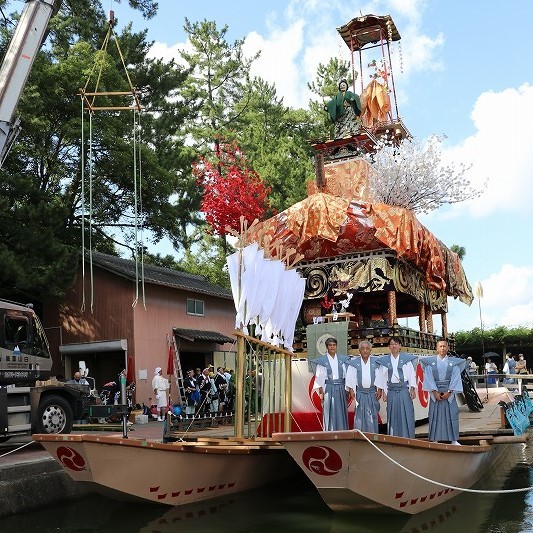 天王祭朝祭市江車の前での記念撮影