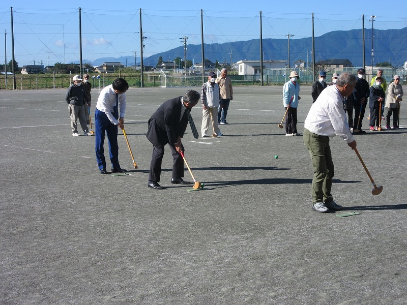 川渕コミュニティグラウンドゴルフ大会での試打式の様子