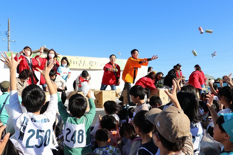 あいさいさん祭りでの菓子まきの様子