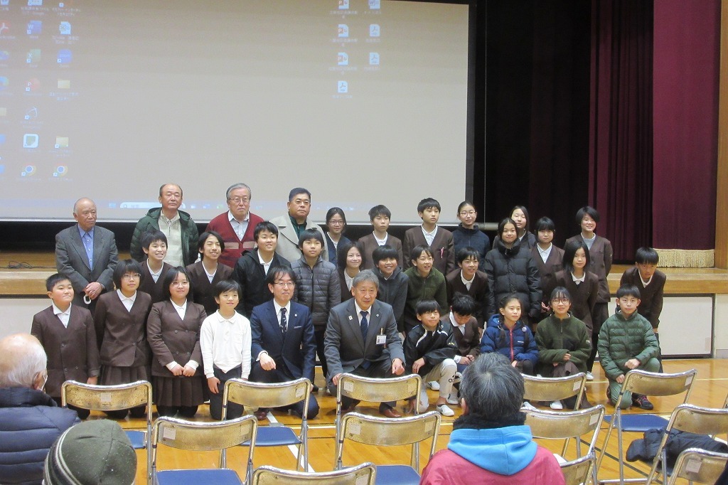 児童らと記念撮影の様子
