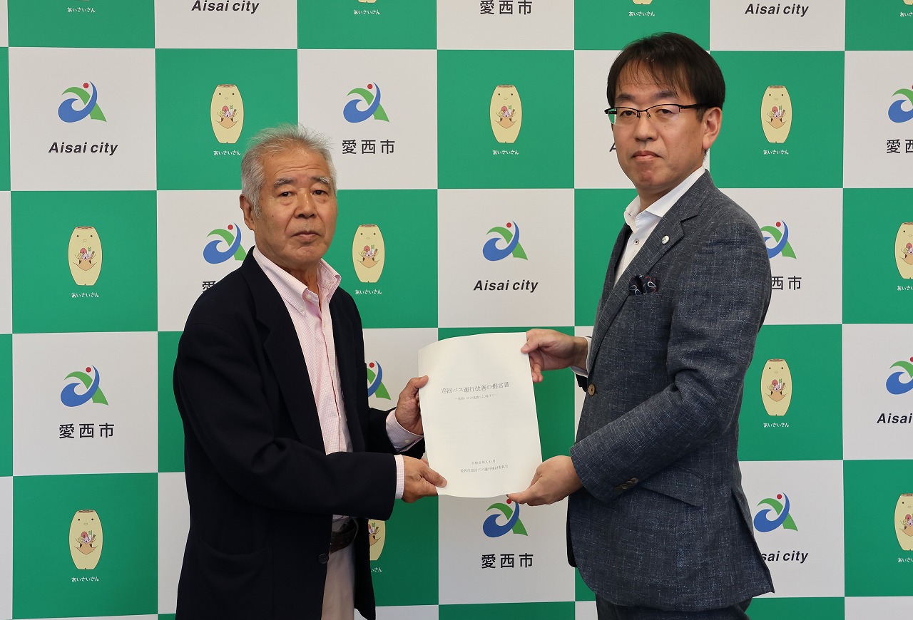 提言書受け取りの様子