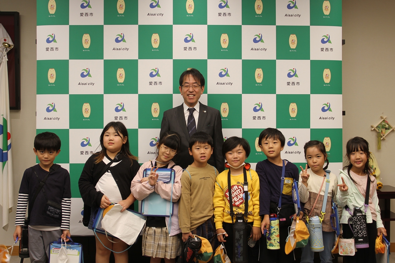佐屋小学校児童との写真