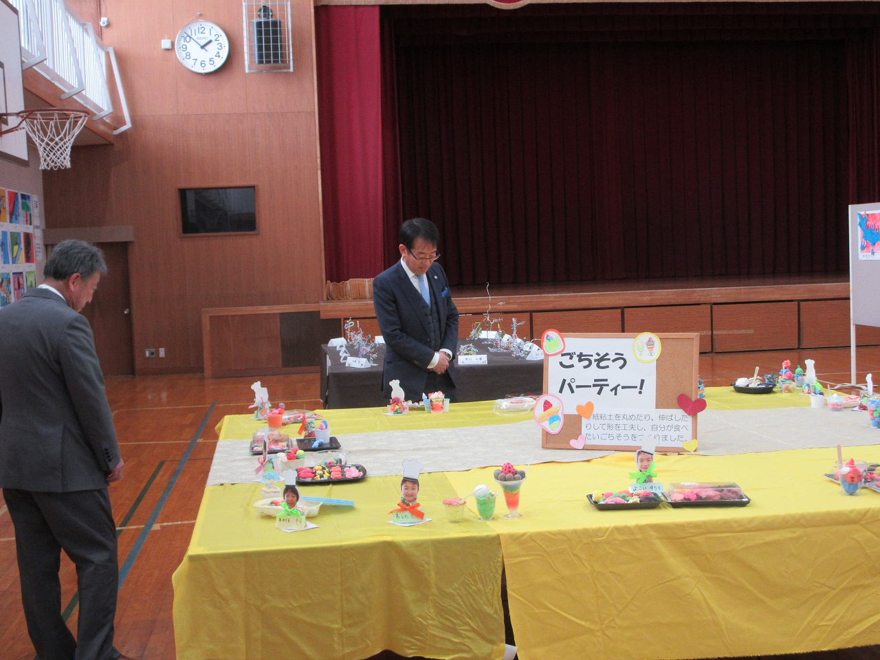 八輪小作品展見学の様子
