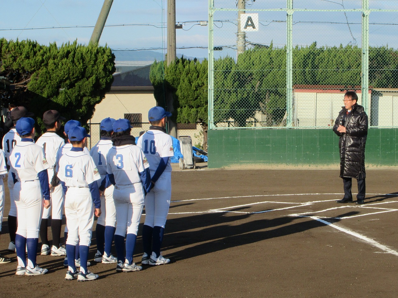 お別れ野球での市長挨拶の様子
