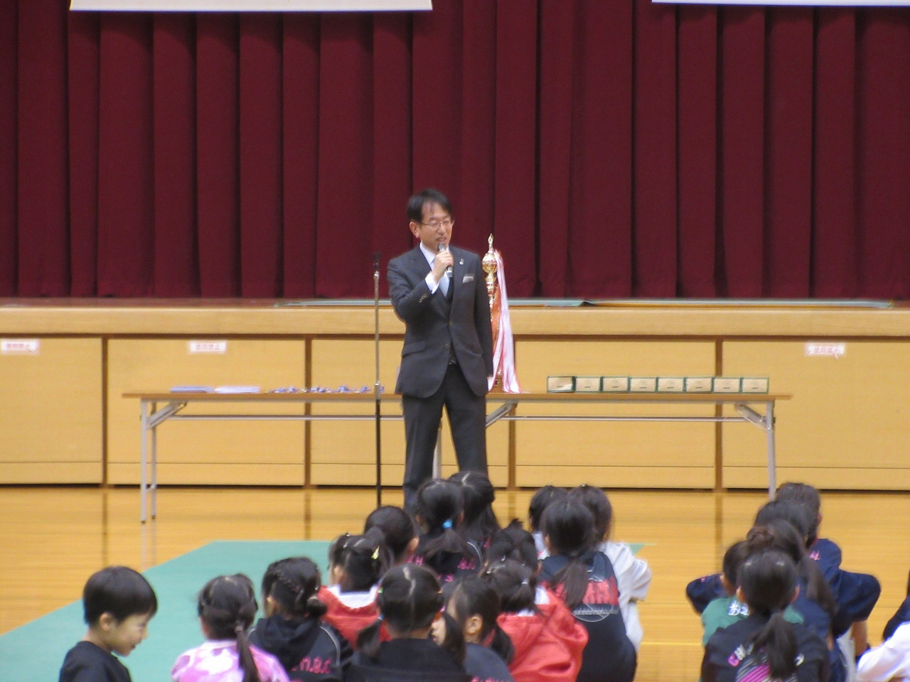 千賀賞ミニバスケットボール大会表彰式での市長挨拶の様子