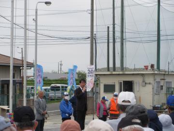 市民グラウンドゴルフ大会での市長挨拶の様子