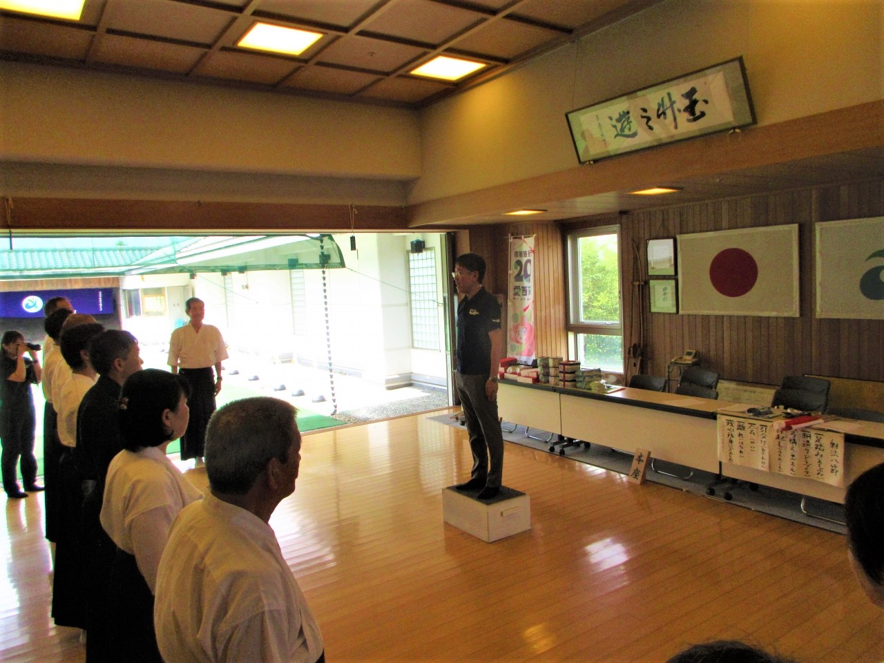 市民弓道大会での市長挨拶の様子