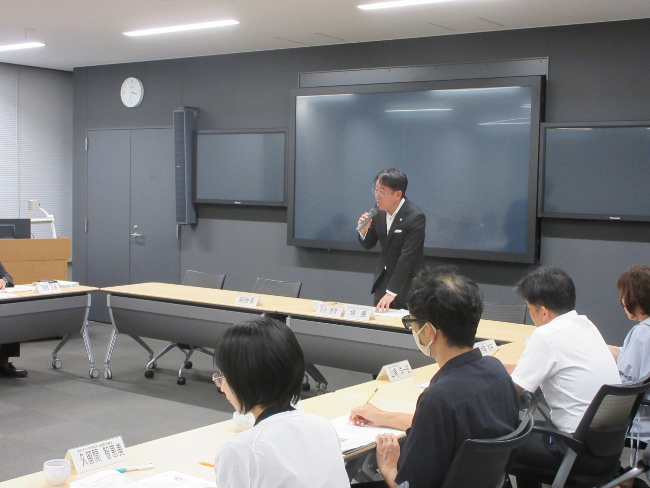 青少年問題協議会での市長挨拶の様子
