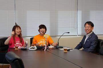 笑顔のリレー丹羽さんと市長の様子