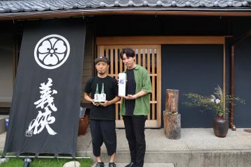 山忠本家酒造前で記念撮影