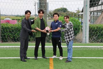 サッカーフィールドで記念撮影