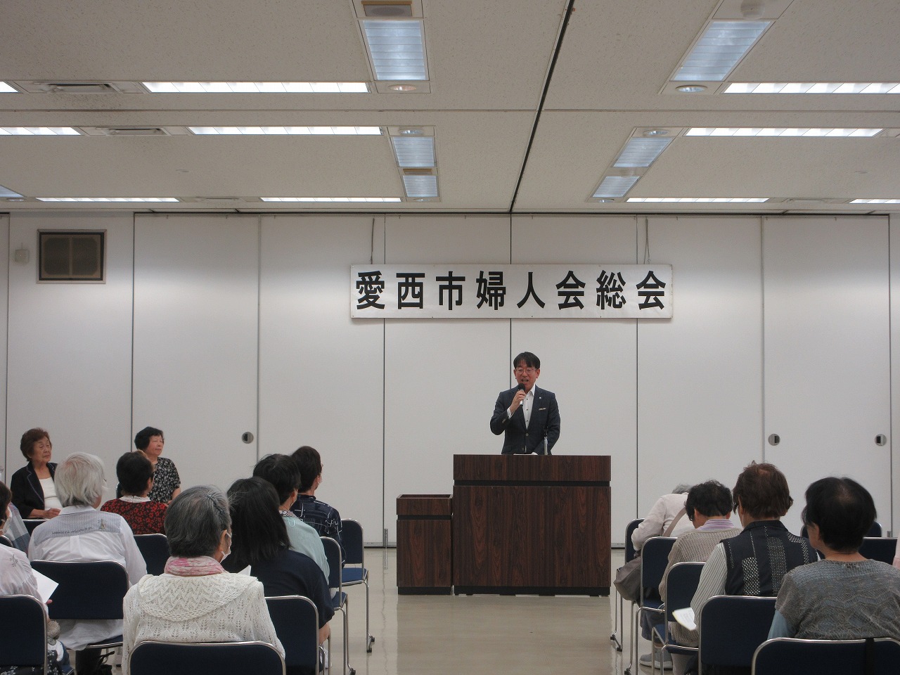 婦人会総会での市長挨拶の様子