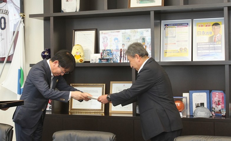 教育長・教育委員へ辞令交付の様子