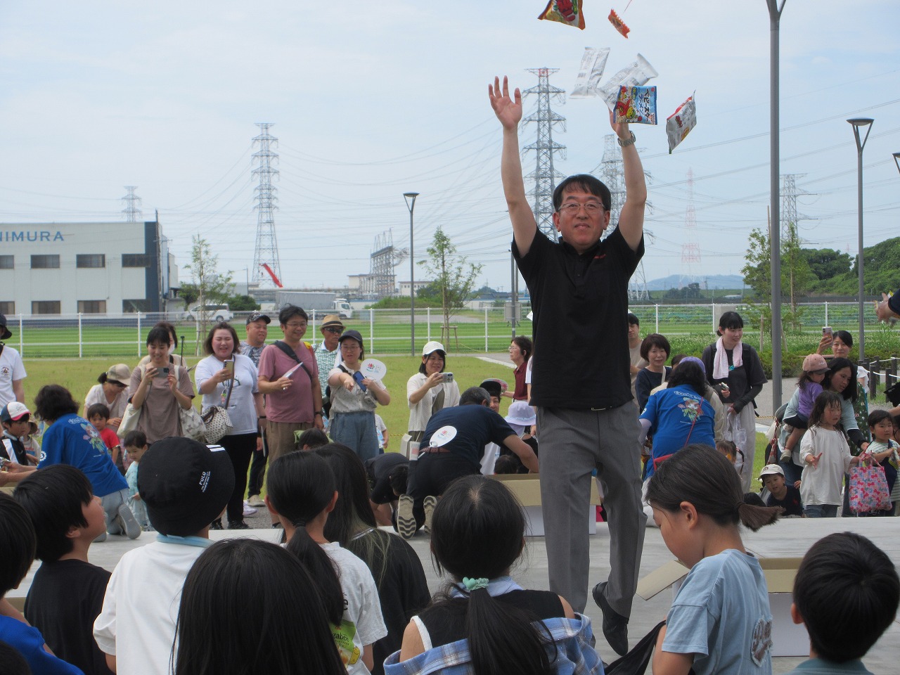 蓮見の会での菓子まきの様子