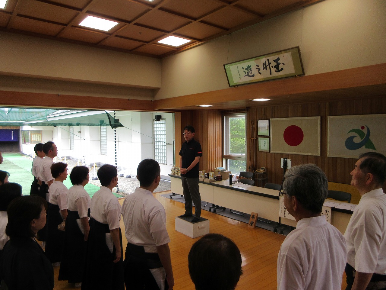 市民弓道大会での市長挨拶の様子